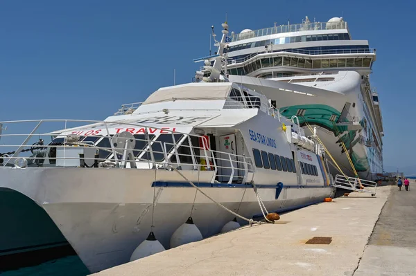 Rhodes Greece May 2022 Пором Пасажирів Пристикований Перед Круїзним Кораблем — стокове фото