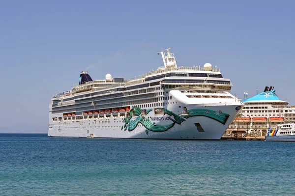 Ρόδος Ελλάδα Μάιος 2022 Κρουαζιερόπλοιο Norwegian Jade Ελλιμενισμένο Στο Λιμάνι — Φωτογραφία Αρχείου
