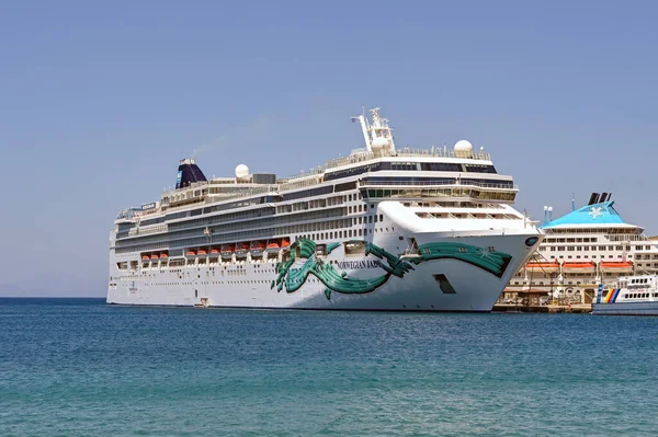Rodos, Yunanistan - Mayıs 2022: Norveçli Cruise Line yolcu gemisi Norveçli Jade Rodos limanına yanaştı