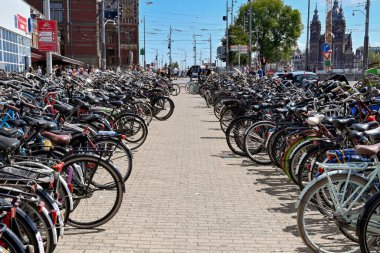 Amsterdam, Hollanda - Ağustos 2022: Şehir merkezinde banliyö sakinleri tarafından bırakılan bisiklet parklarında bisiklet kuyrukları