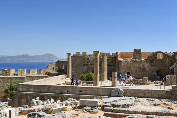 Lindos Rhodos Řecko Červen 2022 Lidé Procházející Troskách Starobylé Akropole — Stock fotografie