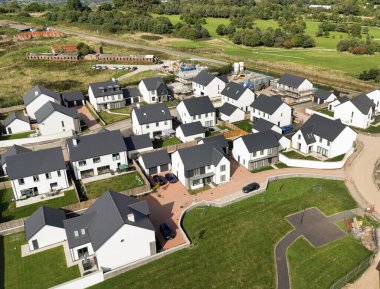 Bonvilston, Glamorgan, Galler Vadisi - Eylül 2022: Cardiff 'in varoşlarındaki lüks müstakil evlerin yeni gelişiminin havadan görünüşü.