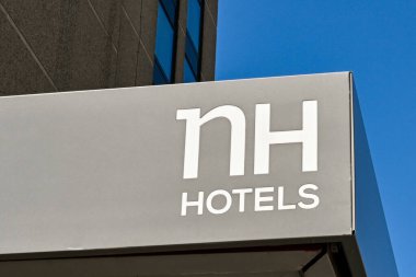 Utrecht, Hollanda - Ağustos 2022: Şehir merkezindeki NH Otelleri girişinin üstündeki tabelayı kapatın