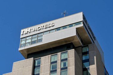 Utrecht, Hollanda - Ağustos 2022: Şehir merkezindeki NH Hotels otel binasının dış görünümü