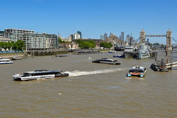 ロンドン イギリス 2022年6月 バックグラウンドでタワーブリッジとテムズ川の水上タクシー — ストック写真