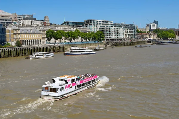 ロンドン イギリス 2022年6月 ロンドン中心部のテムズ川を航行する観光川クルーズボート — ストック写真