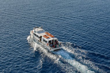 Mykonos, Yunanistan - Mayıs 2022: Yunanistan 'ın Mykonos adasını ziyaret etmek üzere yolcu taşıyan küçük bir motorlu tekne