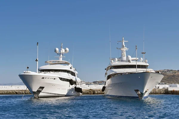 希腊梅科诺斯 2022年5月 在希腊梅科诺斯岛的港口停泊着豪华游艇 左边是Vertigo 右边是Paris — 图库照片