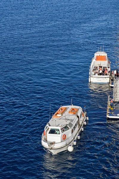 Mykonos Greece May 2022 Small Motorboats Collecting Passengers Cruise Ship — Stock Photo, Image