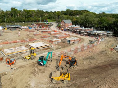 Pontypridd, Galler - Ağustos 2022: Güney Galler 'deki Bellway Evleri' nin yeni konut geliştirme çalışmalarının ilk safhalarının havadan görünüşü