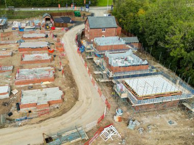 Pontypridd, Galler - Ağustos 2022: Güney Galler 'deki Bellway Evleri' nin yeni konut geliştirme çalışmalarının ilk safhalarının havadan görünüşü