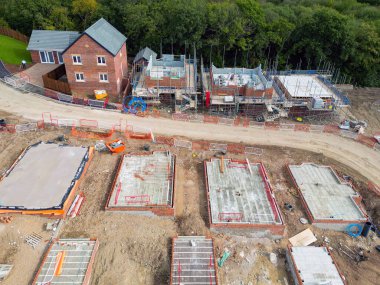 Pontypridd, Galler - Ağustos 2022: Güney Galler 'deki Bellway Evleri' nin yeni konut geliştirme çalışmalarının ilk safhalarının havadan görünüşü