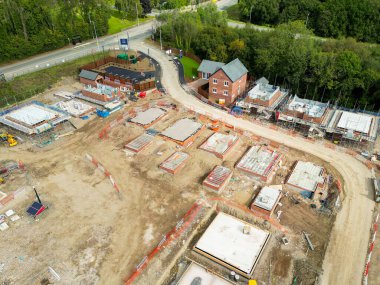 Pontypridd, Galler - Ağustos 2022: Güney Galler 'deki Bellway Evleri' nin yeni konut geliştirme çalışmalarının ilk safhalarının havadan görünüşü