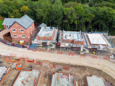 Pontypridd, Galler - Ağustos 2022: Güney Galler 'deki Bellway Evleri' nin yeni konut geliştirme çalışmalarının ilk safhalarının havadan görünüşü