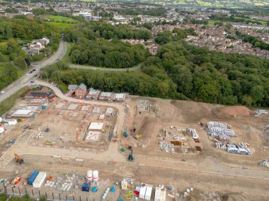 Pontypridd, Galler - Ağustos 2022: Güney Galler 'deki Bellway Evleri' nin yeni konut geliştirme çalışmalarının ilk safhalarının havadan görünüşü