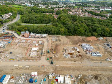 Pontypridd, Galler - Ağustos 2022: Güney Galler 'deki Bellway Evleri' nin yeni konut geliştirme çalışmalarının ilk safhalarının havadan görünüşü