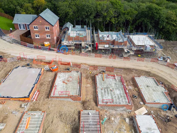 Pontypridd, Galler - Ağustos 2022: Güney Galler 'deki Bellway Evleri' nin yeni konut geliştirme çalışmalarının ilk safhalarının havadan görünüşü