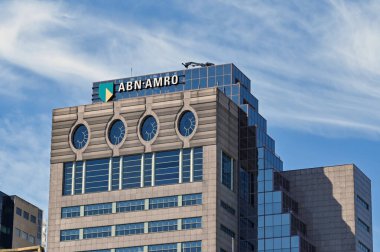 Rotterdam, Hollanda - Ağustos 2022: ABN AMRO 'nun şehir merkezindeki ofis binasının dış görünümü