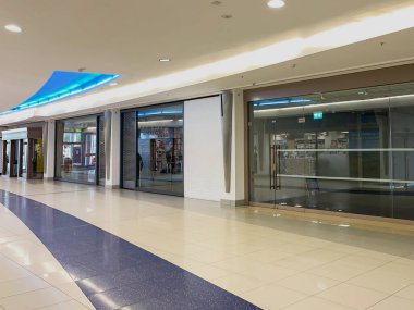 Cardiff, Wales - Eylül 2022: Şehrin Capitol Centre 'ındaki boş perakende satış mağazaları sıraları