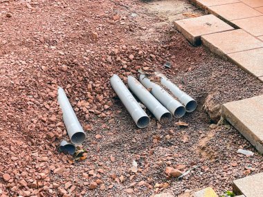 Haberleşme kabloları için borular bir şehir caddesindeki kaldırımın altına gömülüyor. Kimse yok..