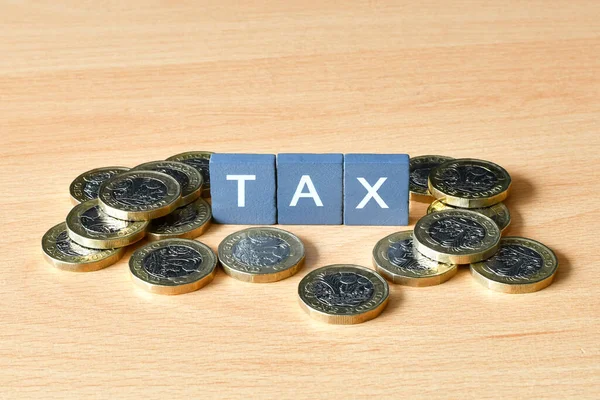 Word Tax Sui Piccoli Blocchi Pietra Circondati Monete Britanniche Una — Foto Stock