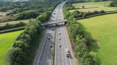 Cardiff, Wales Eylül 2022: M4 otoyolundaki her iki at arabasında da hava manzarası doğrudan trafiğin üzerinde uçuyor