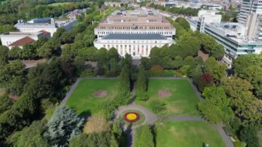 Cardiff, Wales Eylül 2022: Şehir merkezindeki Cathays Park 'taki Galler Hükümetleri ana ofislerine doğru uçan hava manzarası. 