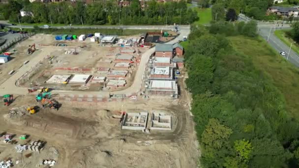 2022年9月 威尔士庞蒂普里德 空中俯瞰一个配备建筑机械和混凝土地基的新住房开发 — 图库视频影像