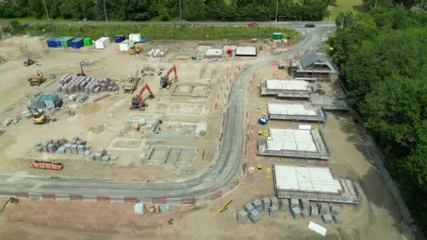 2022年9月 威尔士庞蒂普里德 空中俯瞰一个配备建筑机械和混凝土地基的新住房开发 — 图库视频影像