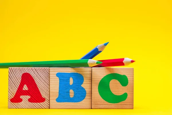 Abc Die Ersten Buchstaben Des Englischen Alphabets Auf Spielzeugwürfeln Aus lizenzfreie Stockbilder