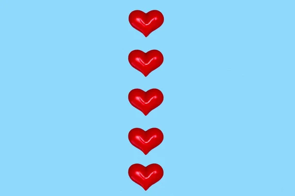 Tarjeta Felicitación San Valentín Corazones Rojos Fila Sobre Fondo Azul — Foto de Stock