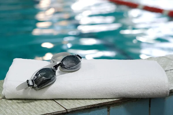 Zwembad. accessoire voor het zwembad - handdoek, badbril. — Stockfoto