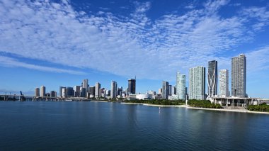 Miami silueti Biscayne Körfezi 'ne yansıdı güneşli yaz bulutları altında.