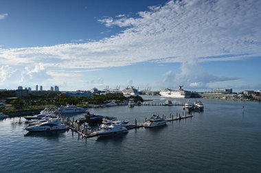 Miami 'de yaz bulutları altında Island Gardens Deep Harbour Marina.