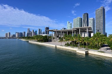 Miami silueti Biscayne Körfezi 'ne yansıdı güneşli yaz bulutları altında.