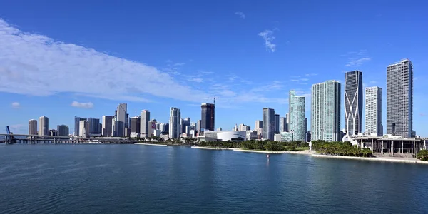Staden Miami skyline återspeglas i Biscayne Bay under solig sommar molnlandskap. — Stockfoto