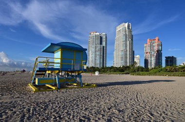 Miami Beach, Florida 'daki renkli cankurtaran istasyonu sabahın erken saatlerinde.