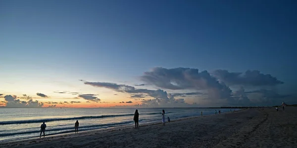 Persone che si godono l'alba a South Beach a Miami Beach, Florida. — Foto Stock