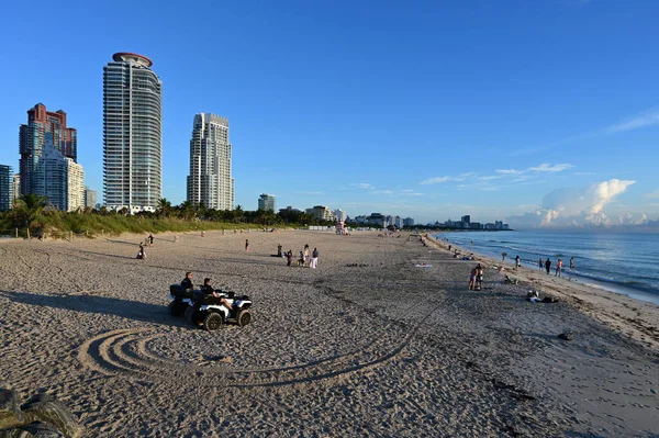 Edificios residenciales en Miami Beach, Florida. — Foto de Stock