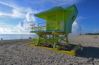Miami Beach, Florida 'daki renkli cankurtaran istasyonu sabahın erken saatlerinde.