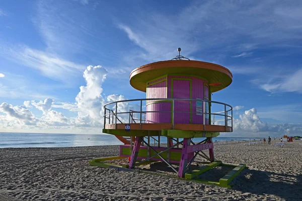 Estação de salva-vidas colorido em Miami Beach, Flórida, no início da manhã luz. — Fotografia de Stock