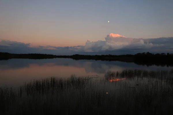 Lever de lune sur des nuages d'automne colorés sur l'étang Nine Mile dans les Everglades. — Photo
