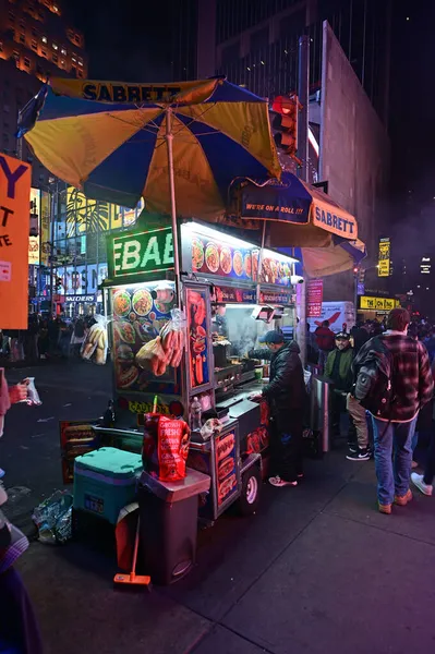Vendedor de comida en Times Square en Nueva York, Nueva York la noche del sábado. — Foto de Stock