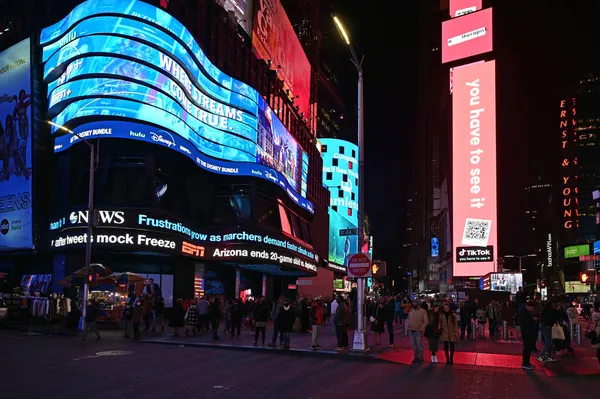 Times Square en Nueva York, Nueva York la noche del sábado. — Foto de Stock