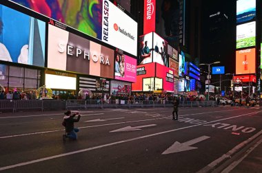 New York, New York Times Meydanı 'nda yoğun bir cumartesi gecesi.