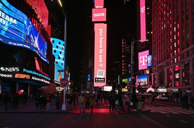 New York, New York Times Meydanı 'nda yoğun bir cumartesi gecesi.