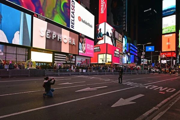 Times Square en Nueva York, Nueva York la noche del sábado. — Foto de Stock