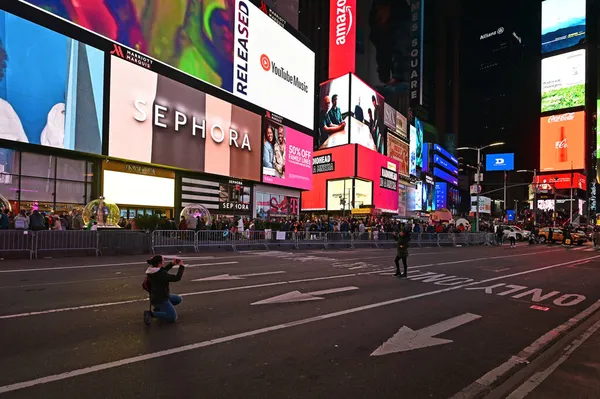 New York, New York Times Meydanı 'nda yoğun bir cumartesi gecesi.