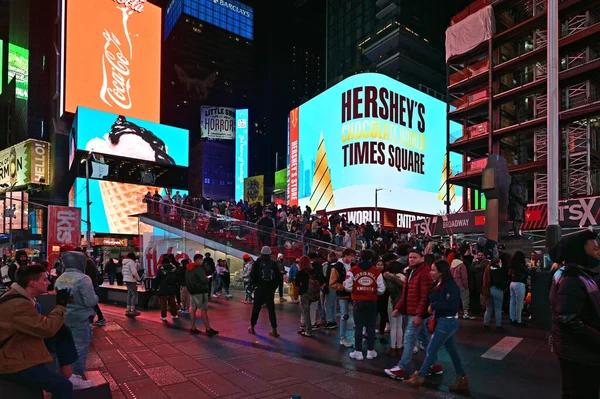 Times Square en Nueva York, Nueva York la noche del sábado. — Foto de Stock