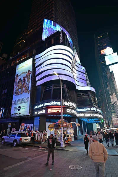 Times Square en Nueva York, Nueva York la noche del sábado. — Foto de Stock